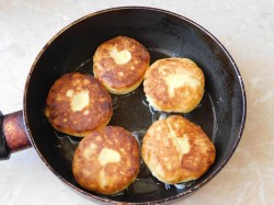 Простые сырники из творога на сковороде