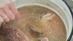 Прозрачный холодец из сборного мяса