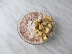 название картинки Пряная овсянка с грушей и орехами в духовке