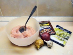 Пряные куриные шарики с кедровыми орешками на пару - шаг 1