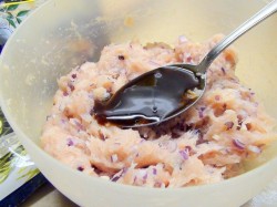 Пряные куриные шарики с кедровыми орешками на пару - шаг 2