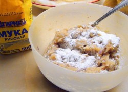 Пряные куриные шарики с кедровыми орешками на пару - шаг 3