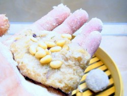 Пряные куриные шарики с кедровыми орешками на пару - шаг 4