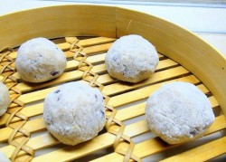 Пряные куриные шарики с кедровыми орешками на пару - шаг 5