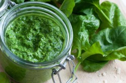 Пряный соус песто из шпината
