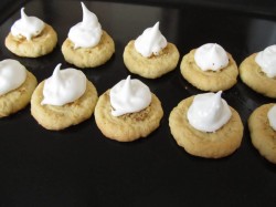 Птифуры Ватрушки с белковым кремом - шаг 10