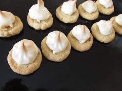 Птифуры Ватрушки с белковым кремом - шаг 11