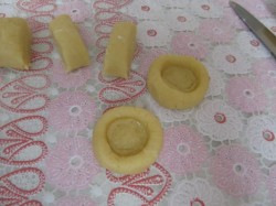 Птифуры Ватрушки с белковым кремом - шаг 6