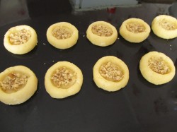 Птифуры Ватрушки с белковым кремом - шаг 7