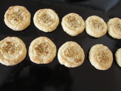 Птифуры Ватрушки с белковым кремом - шаг 8