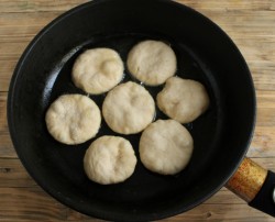 название картинки Пышки на кефире жареные на сковороде
