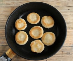 название картинки Пышки на кефире жареные на сковороде