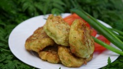 название картинки Оладьи из молодых кабачков с луком