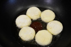 название картинки Пышные сырники с манкой на сковороде