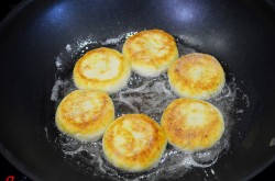 название картинки Пышные сырники с манкой на сковороде