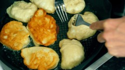 Пышные и румяные оладьи из дрожжевого теста - шаг 10