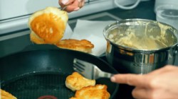 Пышные и румяные оладьи из дрожжевого теста - шаг 11