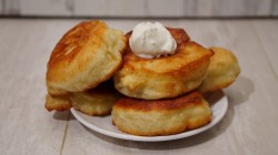 Пышные и румяные оладьи из дрожжевого теста - шаг 12