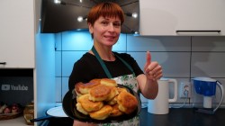 Пышные и румяные оладьи из дрожжевого теста - шаг 13