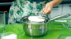 Пышные и румяные оладьи из дрожжевого теста - шаг 1