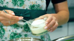 Пышные и румяные оладьи из дрожжевого теста - шаг 2