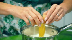 Пышные и румяные оладьи из дрожжевого теста - шаг 4