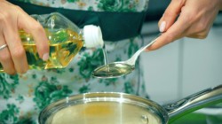 Пышные и румяные оладьи из дрожжевого теста - шаг 5