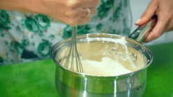 Пышные и румяные оладьи из дрожжевого теста - шаг 7