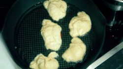 Пышные и румяные оладьи из дрожжевого теста - шаг 9