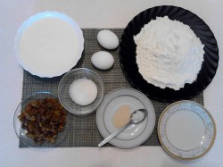 Пышные оладьи с изюмом на кефире