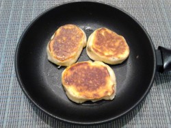 Пышные оладьи с изюмом на кефире