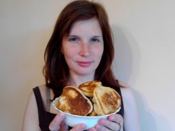 Пышные оладьи с изюмом на кефире