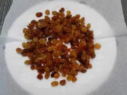 Пышные оладьи с изюмом на кефире