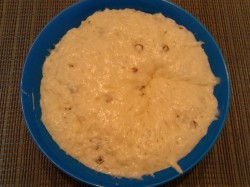 Пышные оладьи с изюмом на кефире