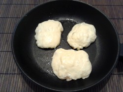 Пышные оладьи с изюмом на кефире