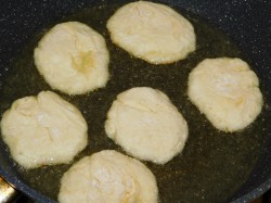 Пышные сырники из творога на сковороде