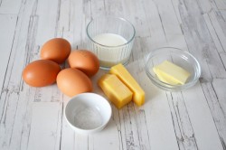 Омлет с сыром на сковороде с молоком пышный