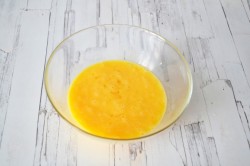 Омлет с сыром на сковороде с молоком пышный