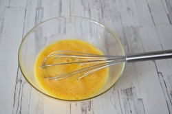 Омлет с сыром на сковороде с молоком пышный