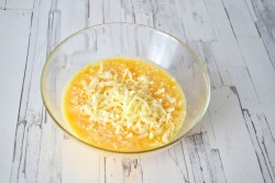 Омлет с сыром на сковороде с молоком пышный