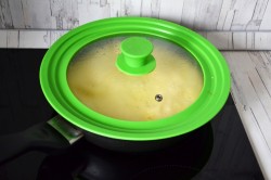 Омлет с сыром на сковороде с молоком пышный