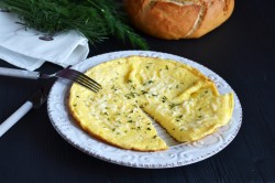 Омлет с сыром на сковороде с молоком пышный