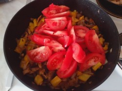 Рагу индейка грибы помидоры перец