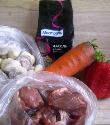 Рагу из белой фасоли со свининой и грибами в мультиварке