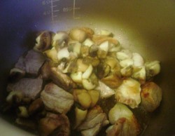 Рагу из белой фасоли со свининой и грибами в мультиварке