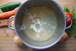 название картинки Рассольник из свежих огурцов с перловкой