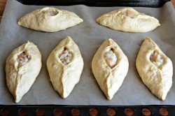 Расстегай с рыбой и рисом в духовке из дрожжевого теста