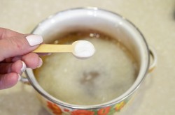 Рассыпчатый рис на гарнир в кастрюле