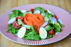 Овощной салат огурец помидор яйцо