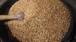 Гречка по-купечески с опятами в казане на плите